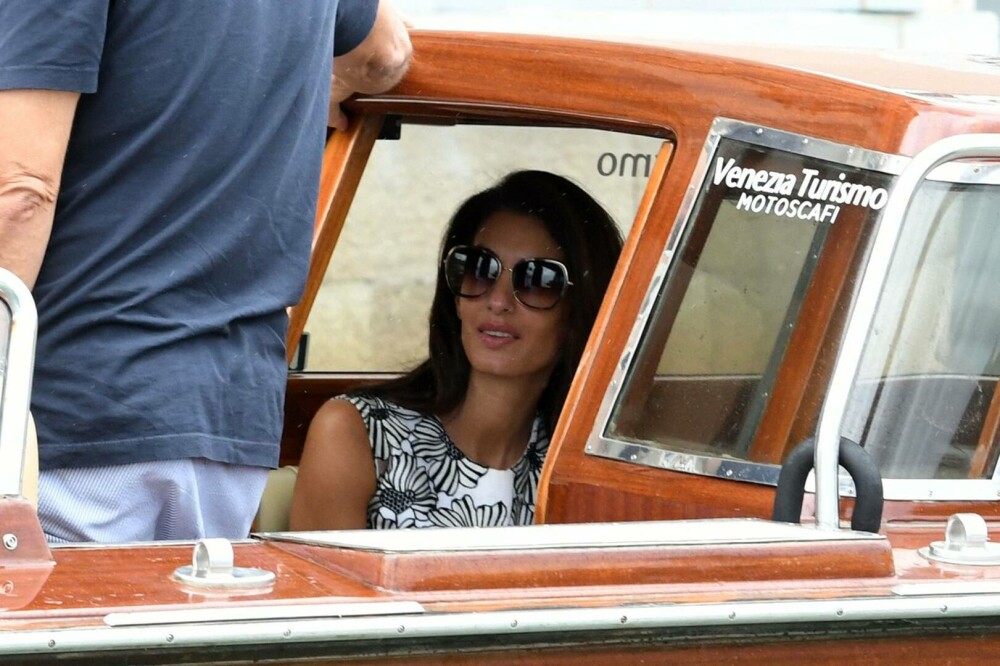 George Clooney și soția sa, eleganți pe străzile din Veneția. Amal a furat toate privirile, într-o rochie mulată - Imaginea 20