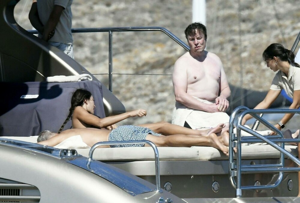 Reacții inedite, după ce Elon Musk a apărut la bustul gol în Mykonos. „Ar trebui să-mi dau jos cămașa mai des” | FOTO - Imaginea 1