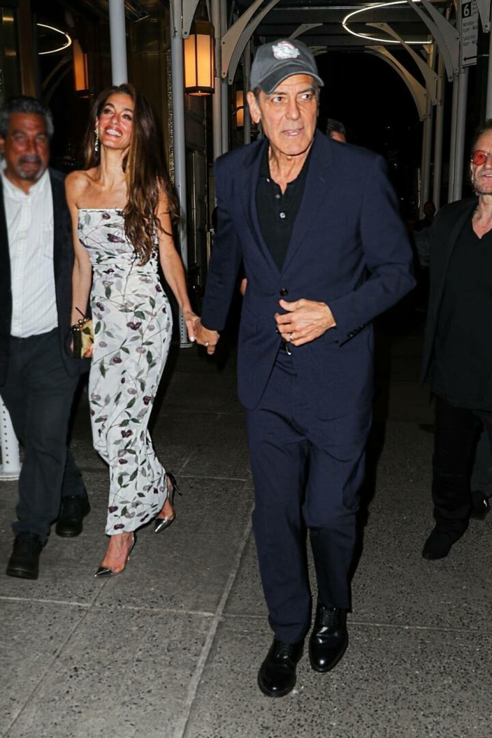 Amal Clooney, apariție plină de eleganță la cină alături de George Clooney, Bono și soția lui. FOTO - Imaginea 1