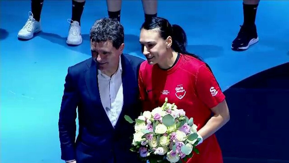 Cristina Neagu şi-a luat rămas-bun de la handbal, cu lacrimi și zâmbete. Mii de fani i-au fost alături | FOTO - Imaginea 5