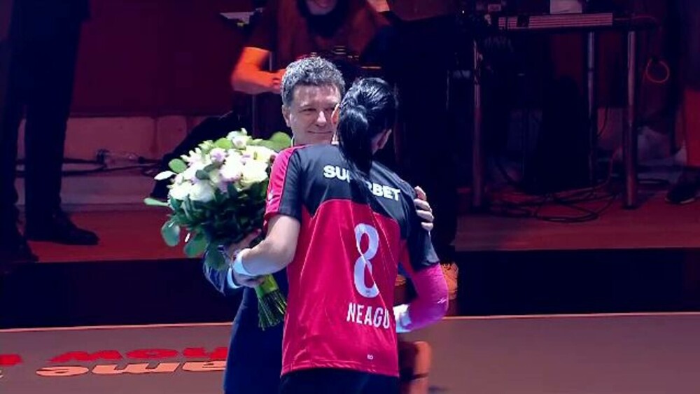 Cristina Neagu şi-a luat rămas-bun de la handbal, cu lacrimi și zâmbete. Mii de fani i-au fost alături | FOTO - Imaginea 1