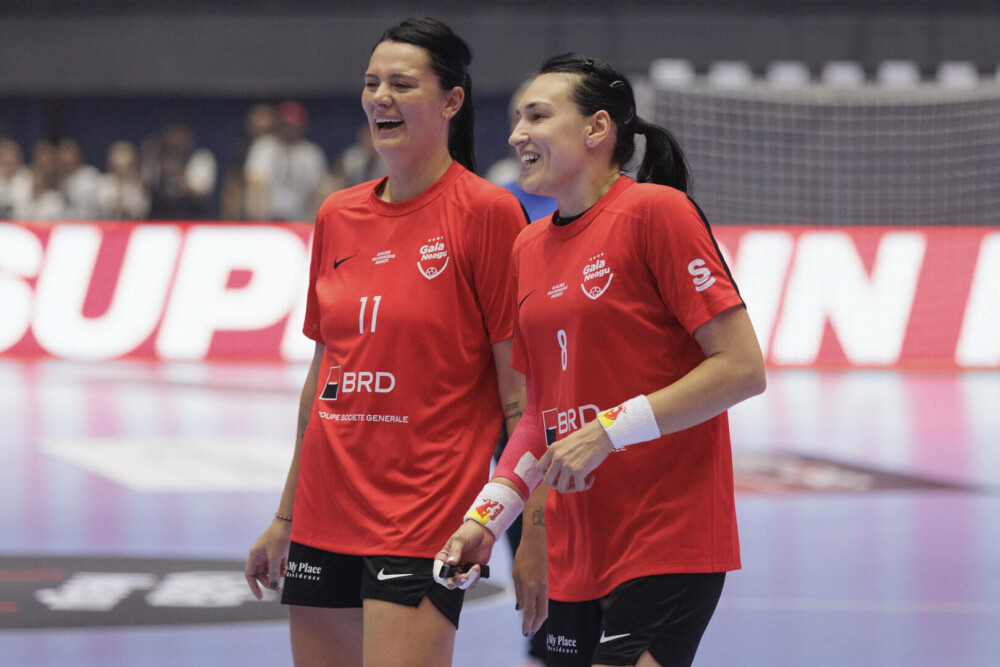 Cristina Neagu şi-a luat rămas-bun de la handbal, cu lacrimi și zâmbete. Mii de fani i-au fost alături | FOTO - Imaginea 15