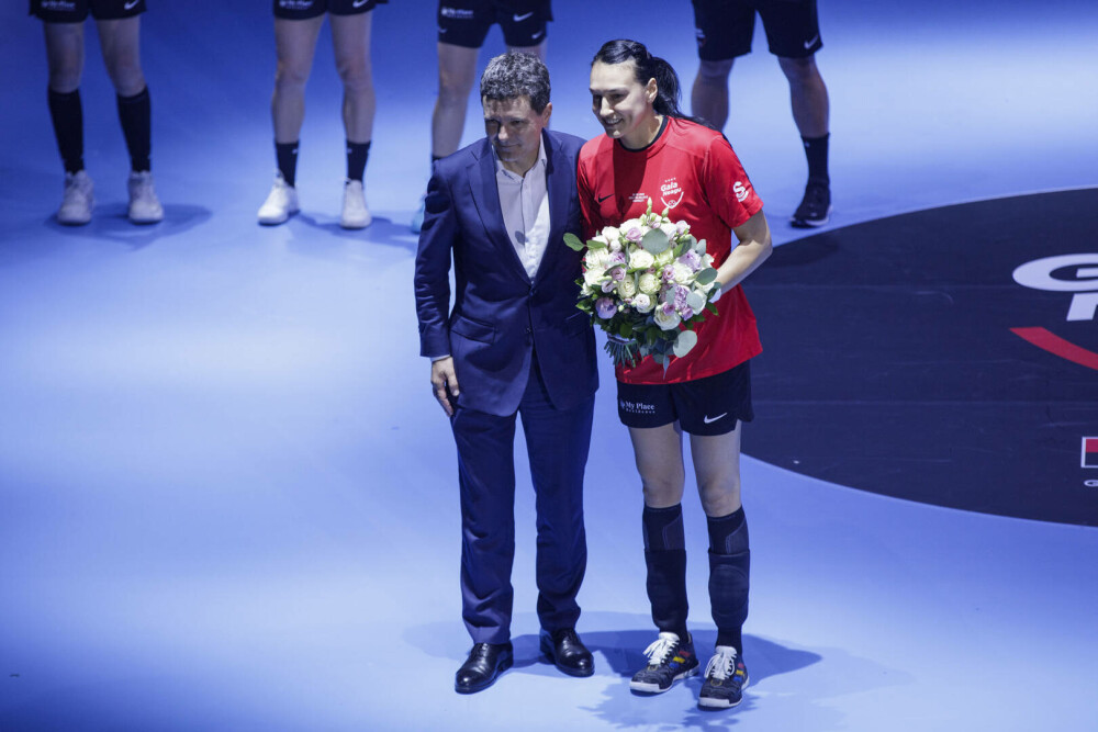 Cristina Neagu şi-a luat rămas-bun de la handbal, cu lacrimi și zâmbete. Mii de fani i-au fost alături | FOTO - Imaginea 13