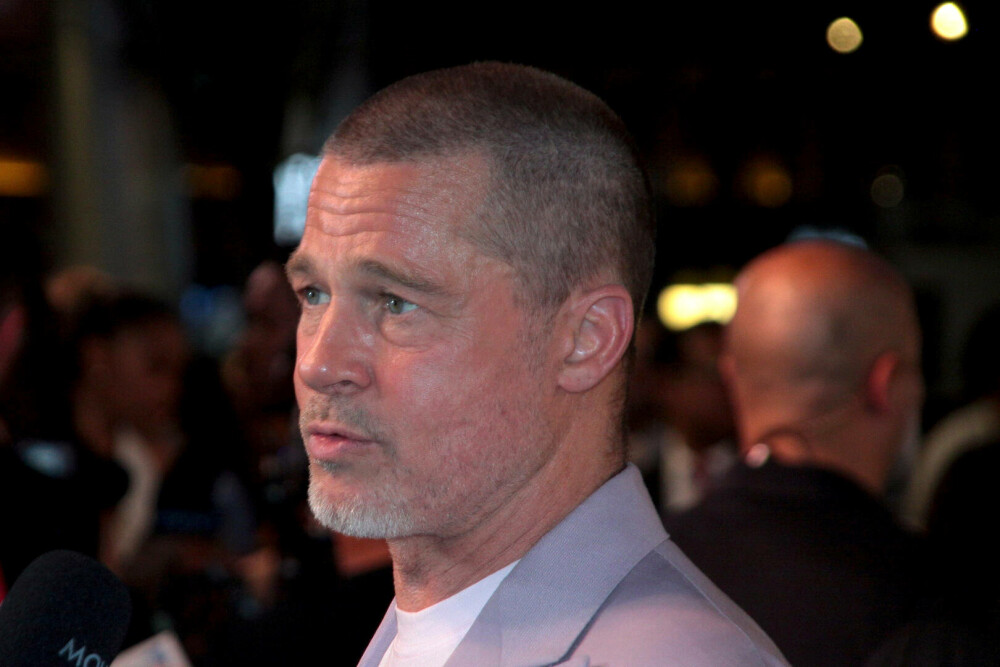 Brad Pitt a impresionat la premiera filmului „F1” cu noua tunsoare emblematică și un costum colorat. FOTO - Imaginea 23