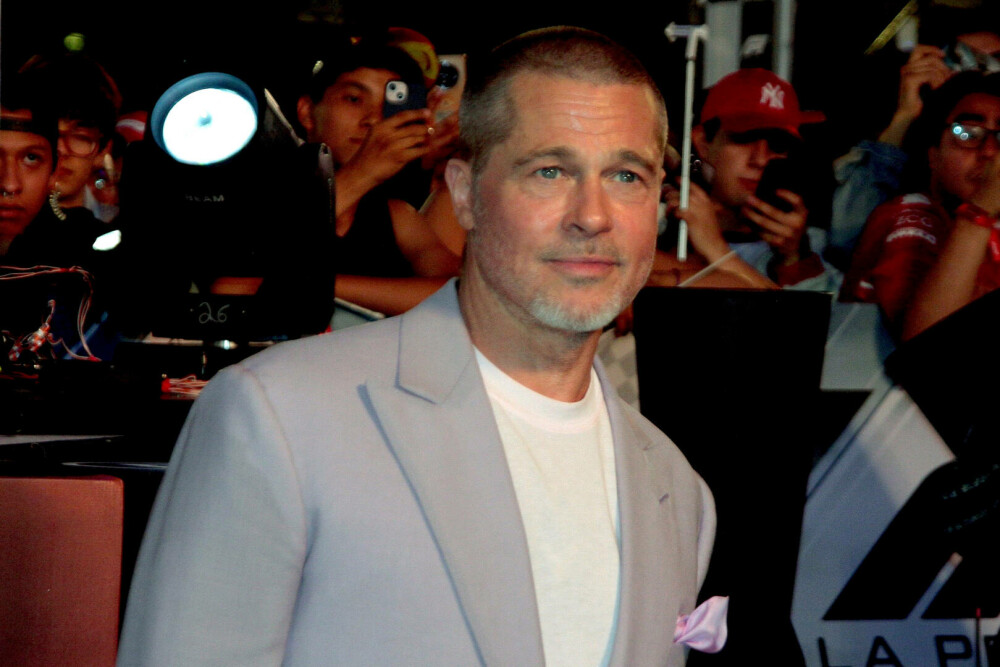 Brad Pitt a impresionat la premiera filmului „F1” cu noua tunsoare emblematică și un costum colorat. FOTO - Imaginea 32