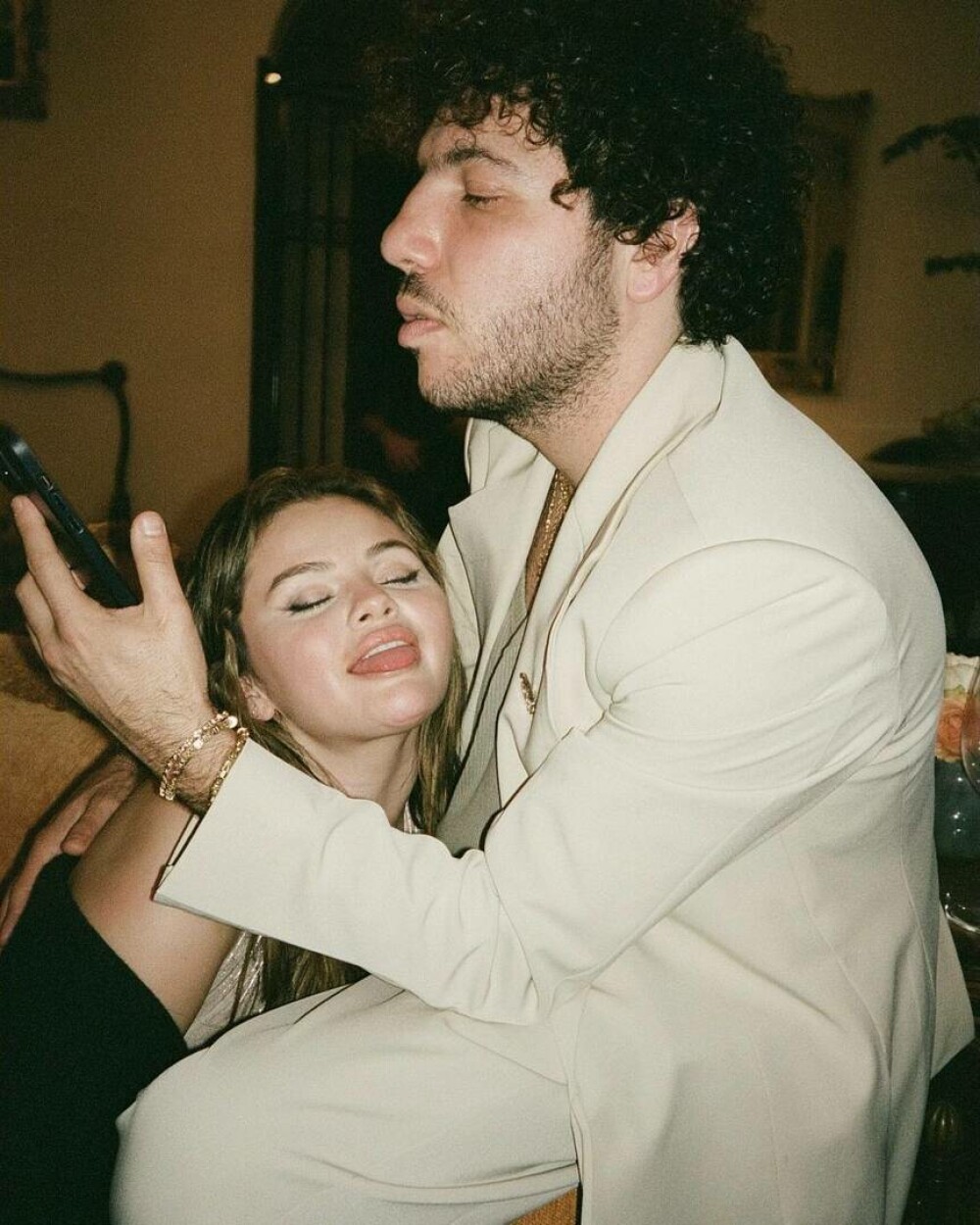 Selena Gomez, strălucitoare într-o rochie de 11.000 de dolari la aniversarea logodnicului ei, Benny Blanco. FOTO - Imaginea 18
