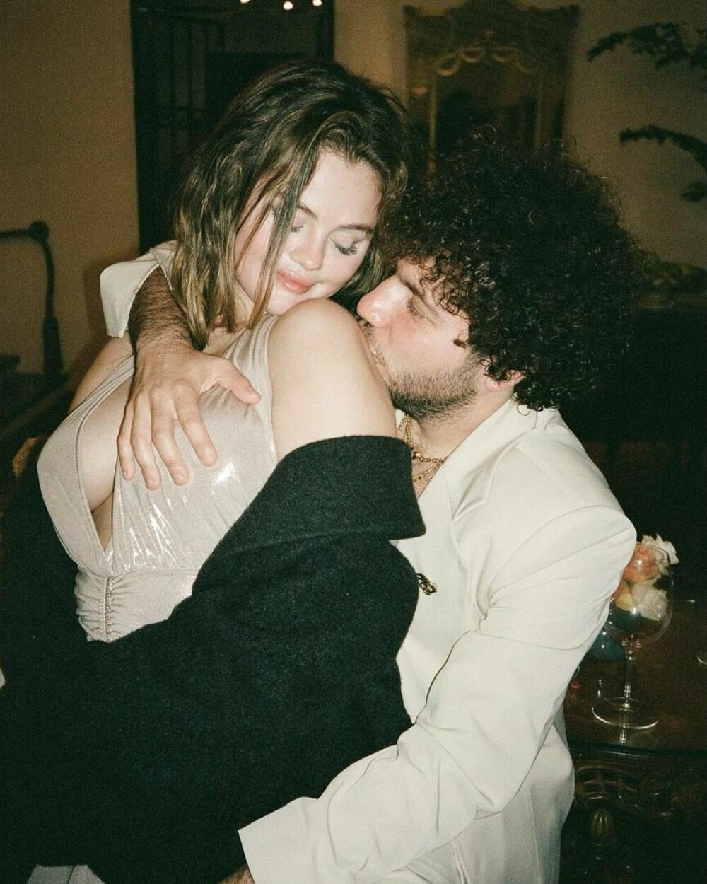 Selena Gomez, strălucitoare într-o rochie de 11.000 de dolari la aniversarea logodnicului ei, Benny Blanco. FOTO - Imaginea 19