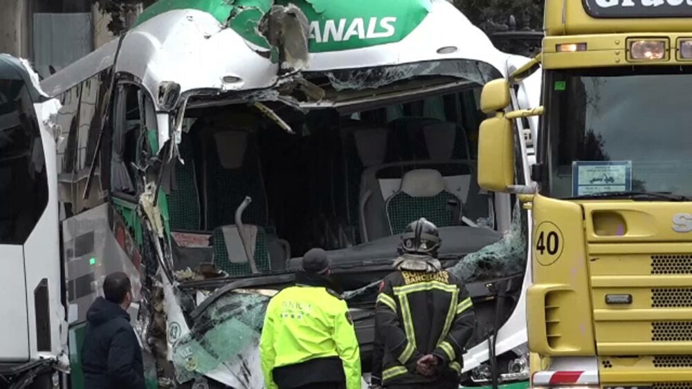 Accident grav în Spania. Cel puțin 50 de oameni au fost răniți după ce două autocare s-au ciocnit în Barcelona. FOTO - Imaginea 6