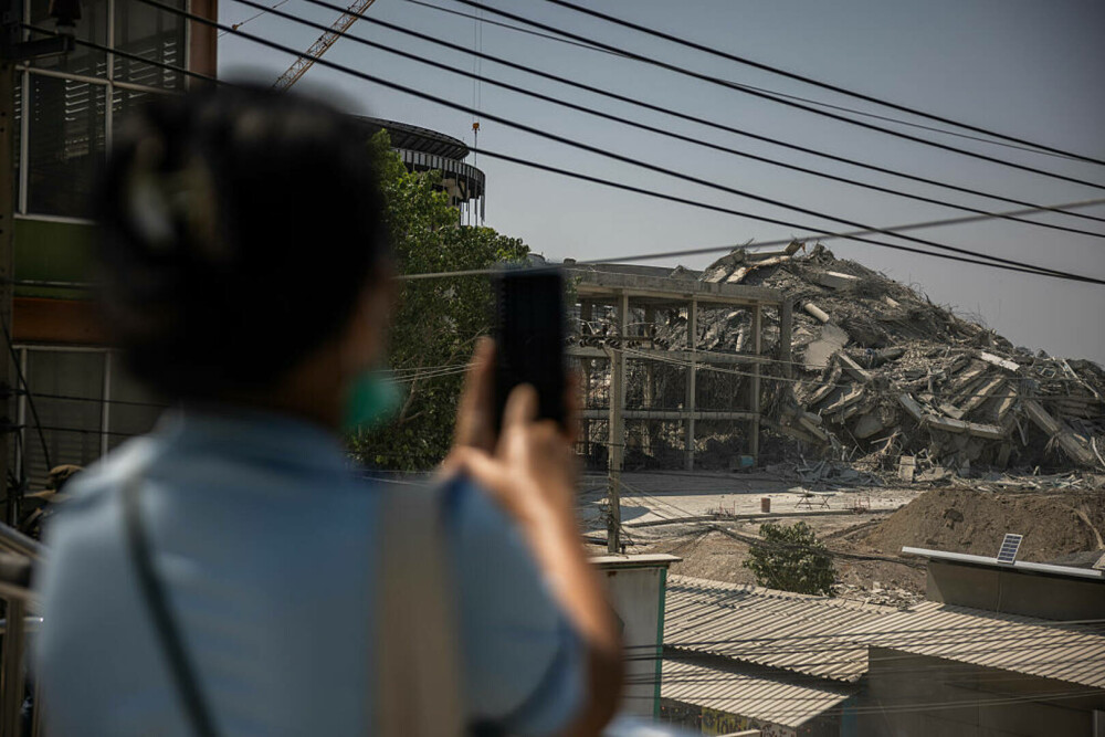 Imagini dramatice în Myanmar, după cutremurul devastator. O mamă a fost salvată după 30 de ore sub dărâmături. FOTO & VIDEO - Imaginea 16