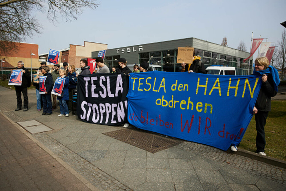 Proteste globale împotriva companiei Tesla. Boicotul companiei lui Elon Musk începe în Marea Britanie. FOTO - Imaginea 2