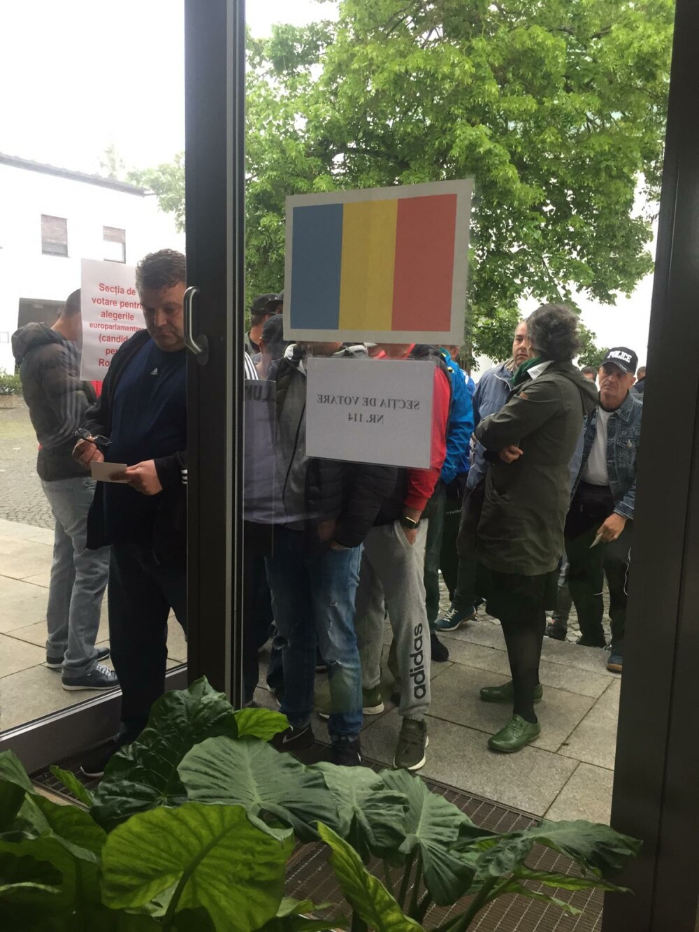 Românii au stat la cozi uriașe, la secţiile de votare din străinătate. GALERIE FOTO, VIDEO - Imaginea 3