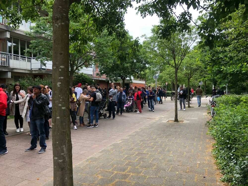 Românii au stat la cozi uriașe, la secţiile de votare din străinătate. GALERIE FOTO, VIDEO - Imaginea 26