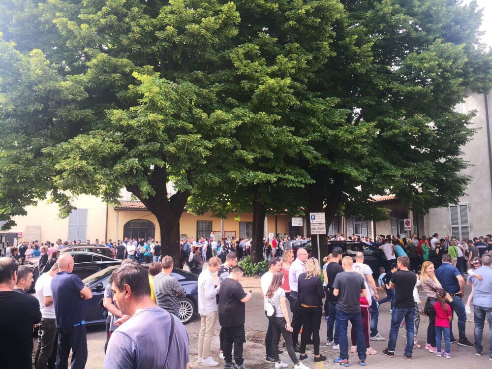 Românii au stat la cozi uriașe, la secţiile de votare din străinătate. GALERIE FOTO, VIDEO - Imaginea 35
