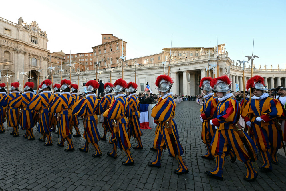 Cardinalul Robert Francis Prevost a fost ales noul Papă. Este primul american ales Suveran Pontif - Imaginea 3