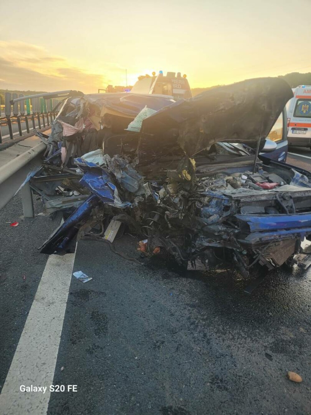 O femeie a murit și alte două persoane au fost rănite într-un accident pe A1. Printre victime se numără un copil de un an - Imaginea 1
