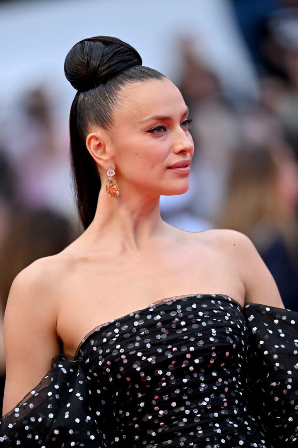 Irina Shayk, apariție spectaculoasă la Festivalul de Film de la Cannes 2025. Ce ținută a purtat. GALERIE FOTO - Imaginea 11