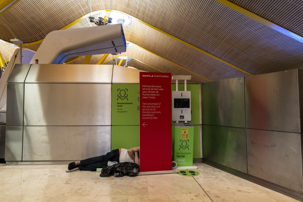 Un mare aeroport european s-a umplut de oameni fără adăpost. Imagini îngrijorătoare din „orașul ascuns” - Imaginea 2