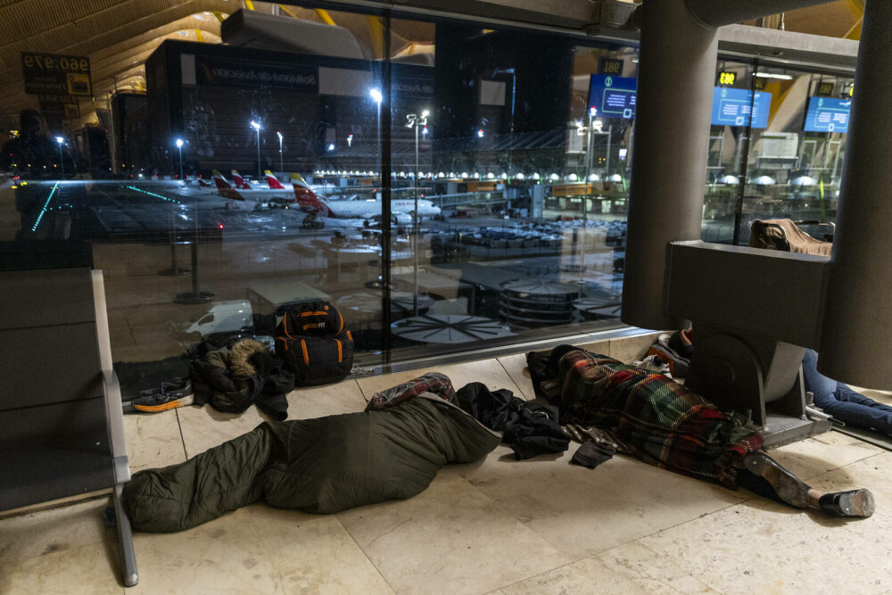 Un mare aeroport european s-a umplut de oameni fără adăpost. Imagini îngrijorătoare din „orașul ascuns” - Imaginea 5