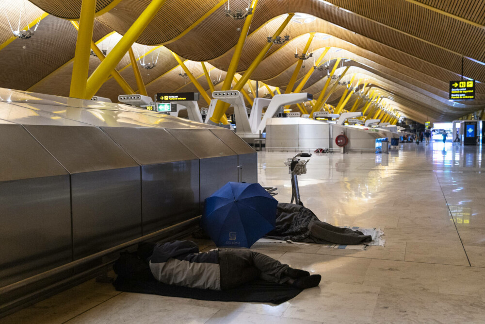 Un mare aeroport european s-a umplut de oameni fără adăpost. Imagini îngrijorătoare din „orașul ascuns” - Imaginea 8