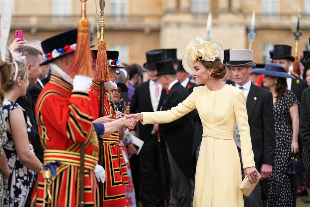 Prințesa Kate, apariție plină de eleganță la petrecerea din grădina Palatului Buckingham după 2 ani de absență. GALERIE FOTO - Imaginea 17