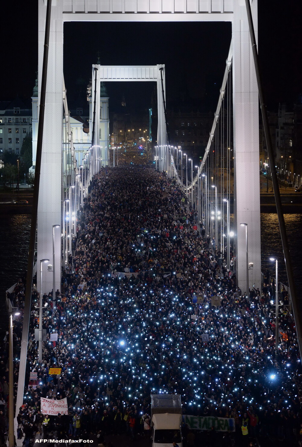 Imaginile unui protest cu zeci de mii de persoane la Budapesta. 