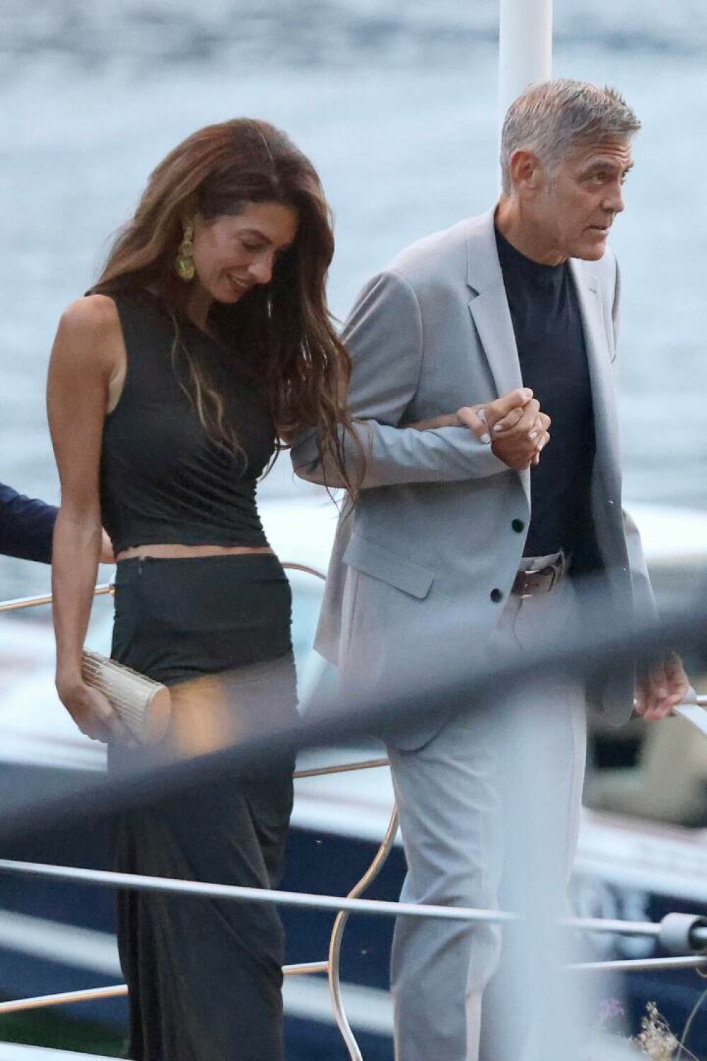 Amal Clooney, apariție plină de eleganță la cină alături de George Clooney, Bono și soția lui. FOTO - Imaginea 28