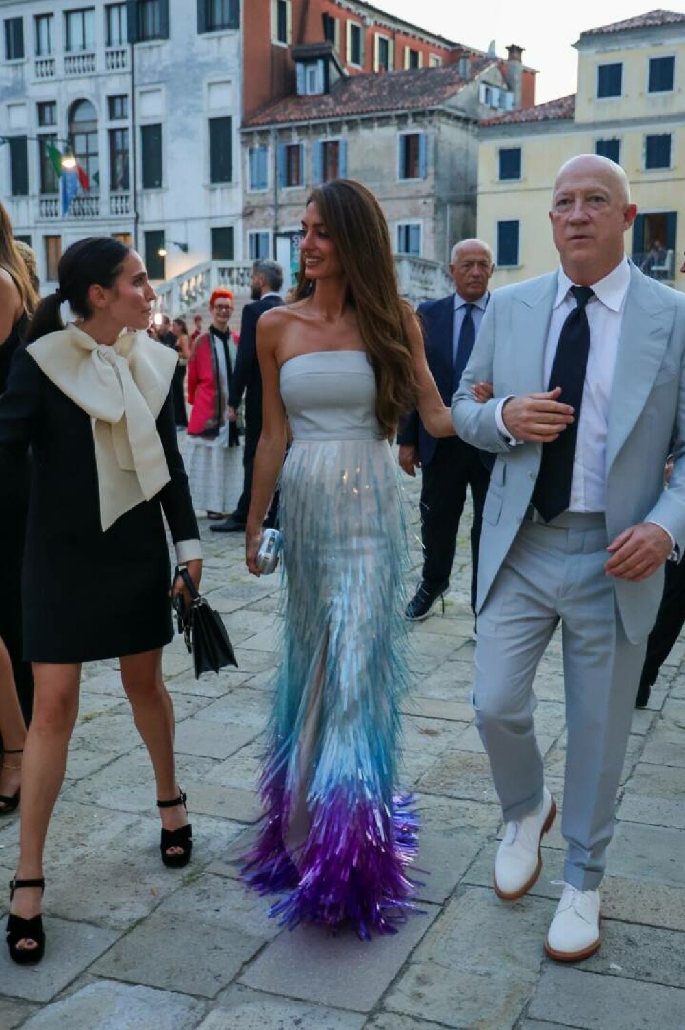 Amal Clooney, apariție plină de eleganță la cină alături de George Clooney, Bono și soția lui. FOTO - Imaginea 17