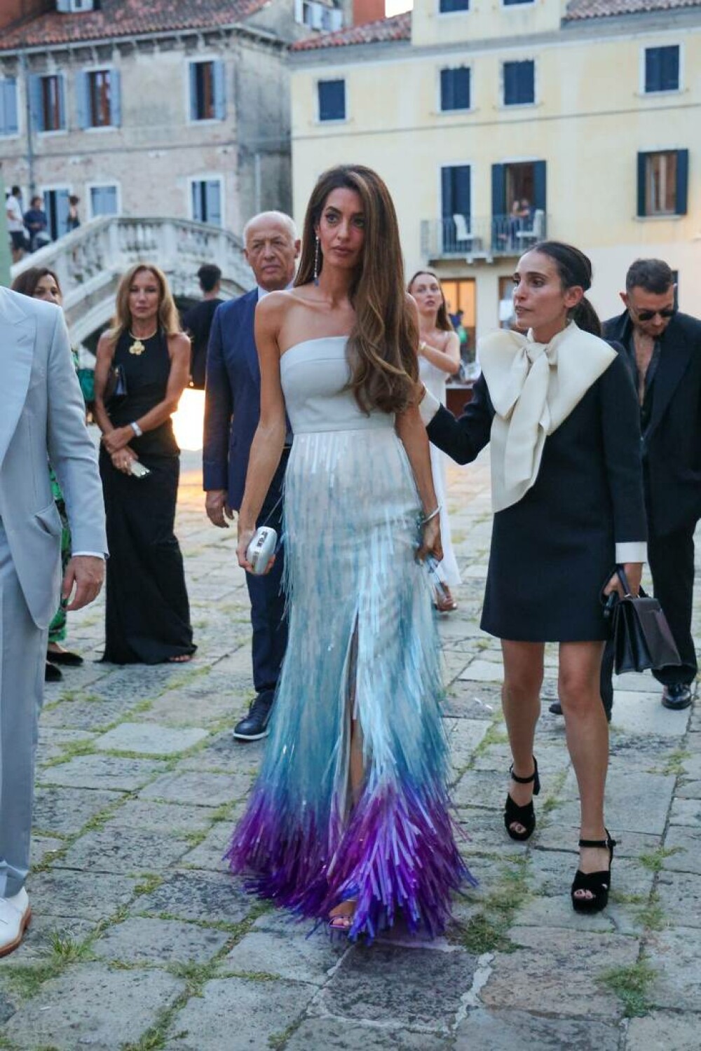 Amal Clooney, apariție plină de eleganță la cină alături de George Clooney, Bono și soția lui. FOTO - Imaginea 15