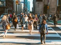 oameni pe strada canada