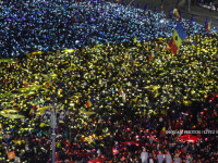 30.000 de oameni au format un tricolor uman in fata Guvernului, in a 13-a zi de proteste