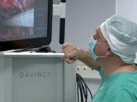 Intervenție chirurgicală cu un robot operator