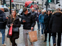 oameni pe strada londra