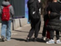 Elevi in fata unei scoli
