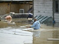 Imagini din dronă cu suprafețe uriașe sub ape, în Covasna. Apa atinge pe alocuri 2 metri. VIDEO