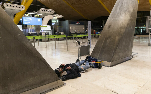 Imagini îngrijorătoare dintr-un aeroport din Spania Imagini îngrijorătoare dintr-un aeroport din Spania
