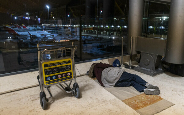Imagini îngrijorătoare dintr-un aeroport din Spania Imagini îngrijorătoare dintr-un aeroport din Spania