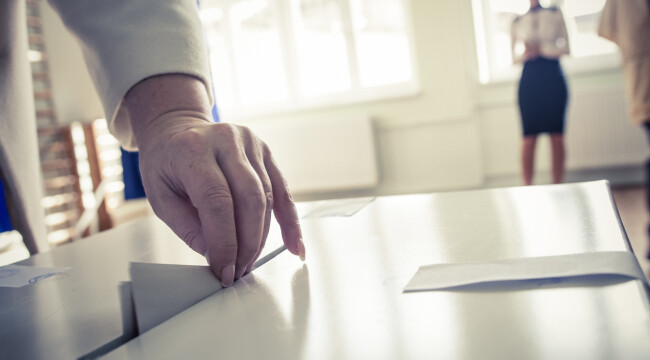 Mama primarului Constanţei ar fi încercat să introducă în urnă mai multe buletine de vot
