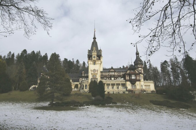 O excursie în Sinaia are mai multe beneficii. Dacă călătorești cu trenul din București, poți petrece mai puțin de o oră și jumătate pe drum, în timp ce cu mașina ai putea fi prins ore întregi în traficul de pe Valea Prahovei.