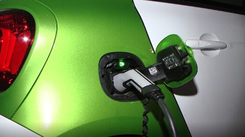 Mașinile electrice, tot mai populare în România. Cu cât au crescut vânzările în 2021