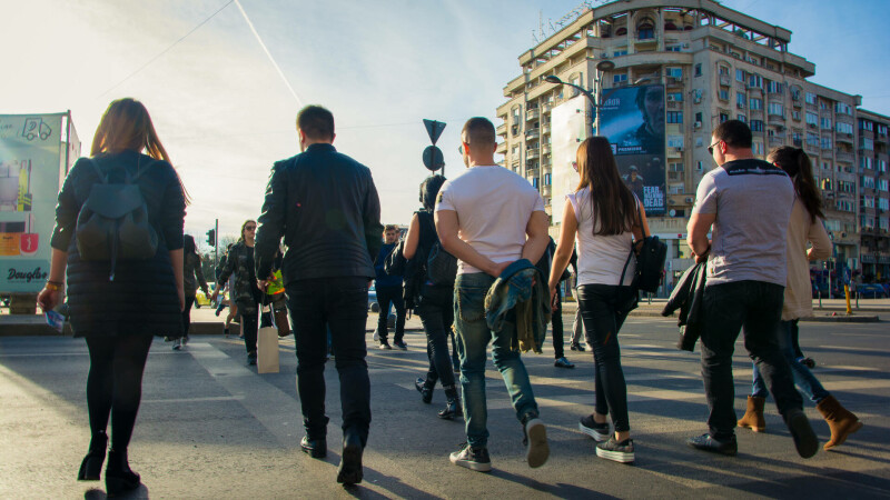 oameni pe strada