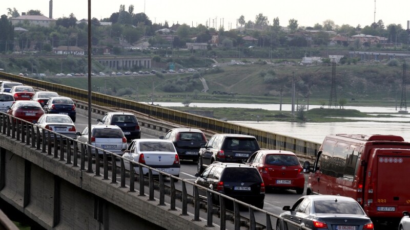 Coada de masini la statia de taxare de la Fetesti, pe autostrada A2, Bucuresti - Constanta